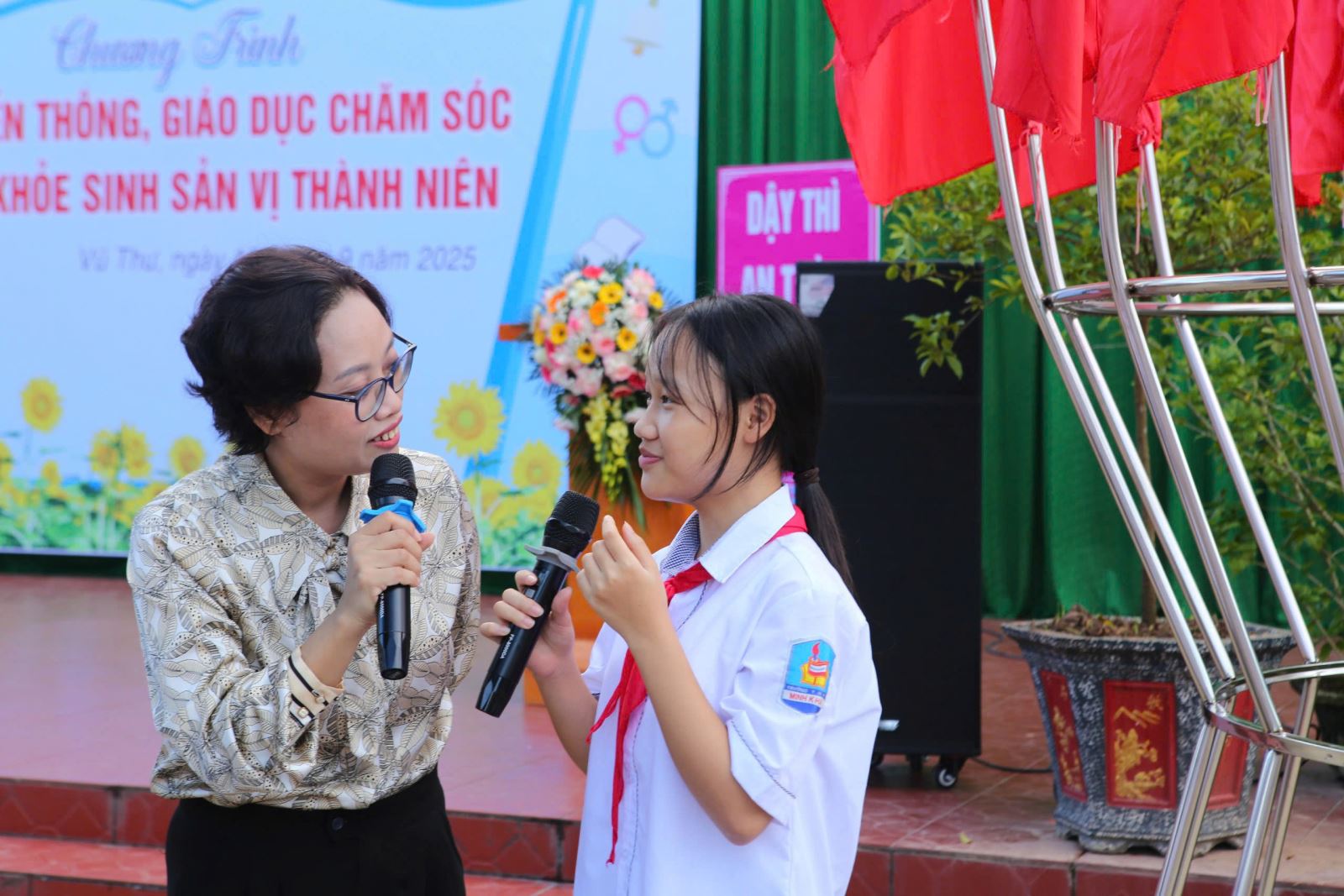 Báo cáo viên giao lưu, trao đổi kiến thức với học sinh Trường THCS Minh Khai.